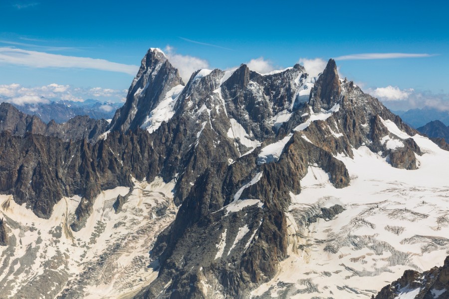 Quelles sont les différentes voies d'escalade disponibles sur les Grandes Jorasses ?